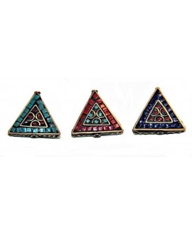 Entre-pieza o  cuenta tibetana triangulo bronce, turquesa, lapislázuli y coral 30x30x10mm paso 2mm